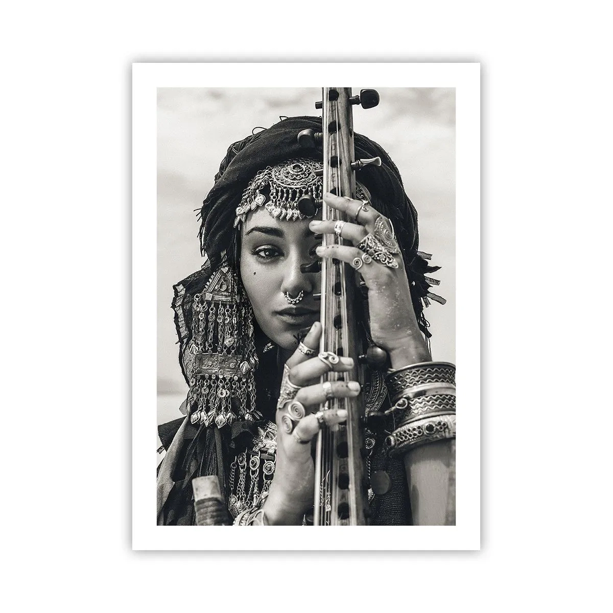 Poster - Ritratto di donna con decorazioni orientali d'epoca - 50x70cm - La musica dell'oriente - Decorazione murale moderna per soggiorno e camera da letto ARTTOR