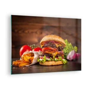 Quadro su vetro - Hamburger succoso con condimenti e patatine fritte su uno sfondo di legno - 70x50cm - Frutto proibito - Decorazione murale moderna per soggiorno e camera da letto ARTTOR