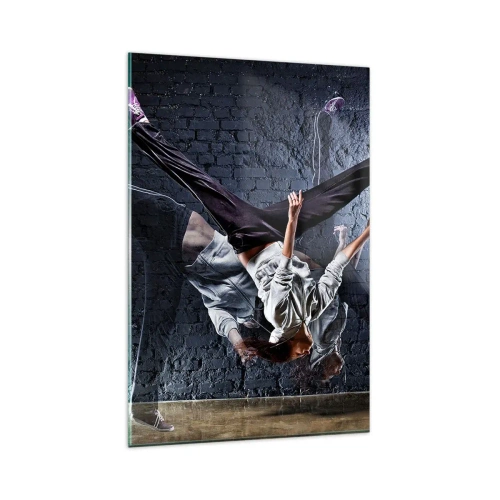 Quadro su vetro - Un ballerino in un salto dinamico contro un muro di mattoni - 80x120cm - Eroe di strada - Decorazione murale moderna per soggiorno e camera da letto ARTTOR