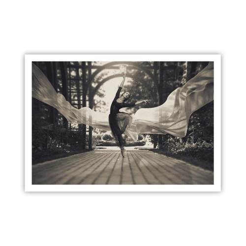Poster - Una ballerina con un abito svolazzante esegue un salto sullo sfondo di un giardino bianco e nero. - 100x70cm - La danza dello spirito del giardino - Decorazione murale moderna per soggiorno e camera da letto ARTTOR