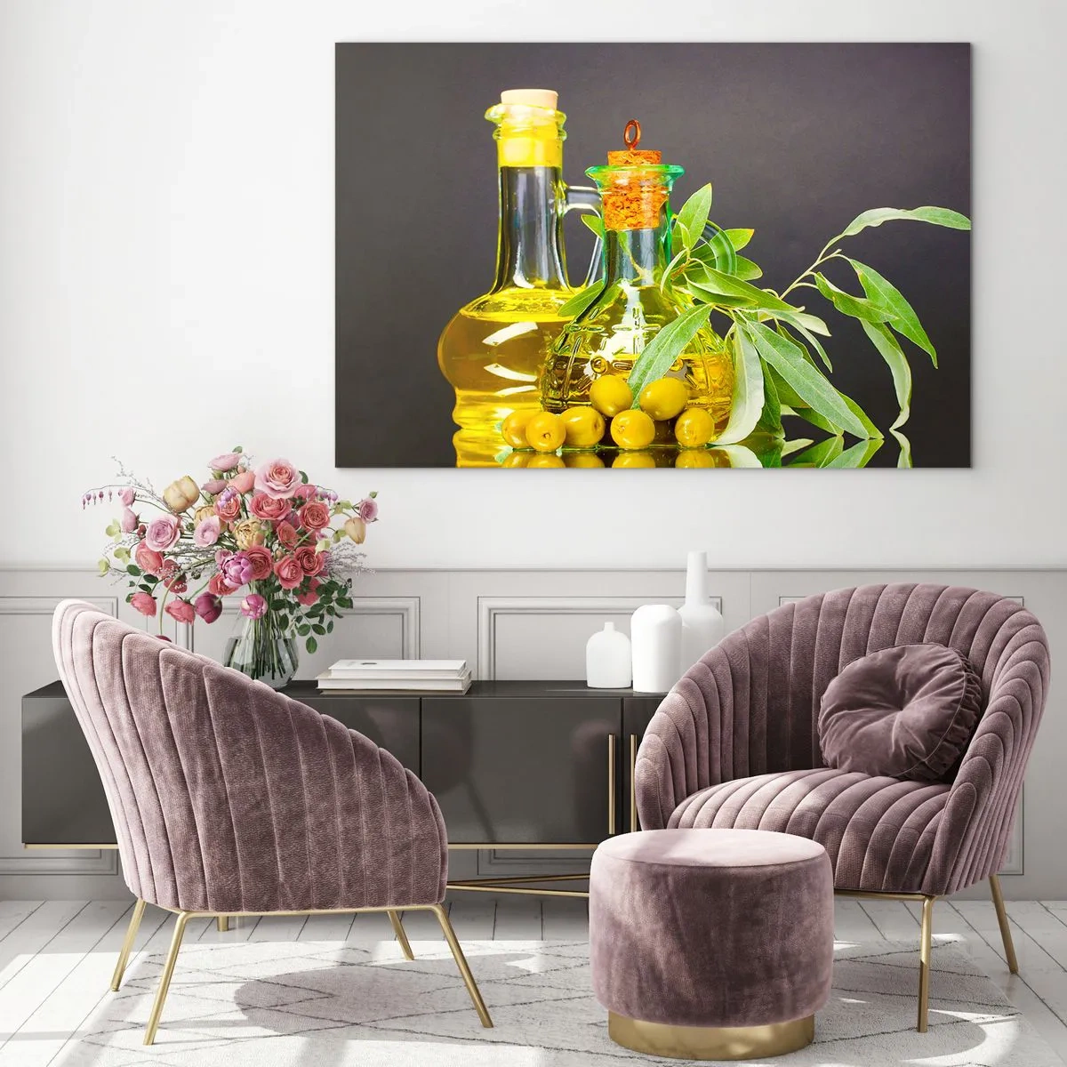 Quadro su vetro - Bottiglie di olio d'oliva e un ramo con olive sullo sfondo - 120x80cm - Natura morta con olive e olio - Decorazione murale moderna per soggiorno e camera da letto ARTTOR