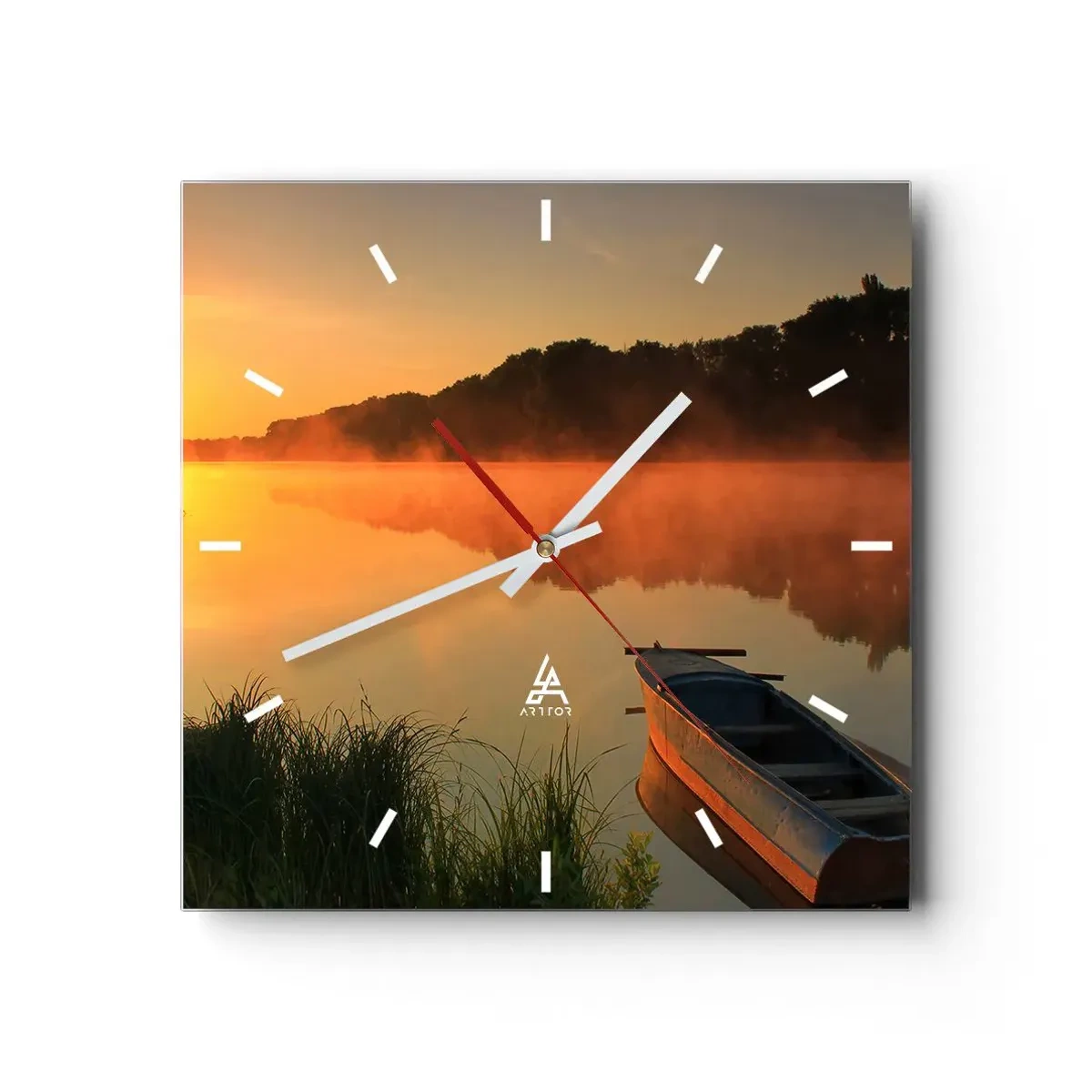 Orologio da parete - Orologio in Vetro - Nebbia mattutina sul fiume con una barca sotto i raggi del sole - 30x30cm - Alba sull'acqua, come uno specchio - Decorazione murale moderna per soggiorno e camera da letto ARTTOR