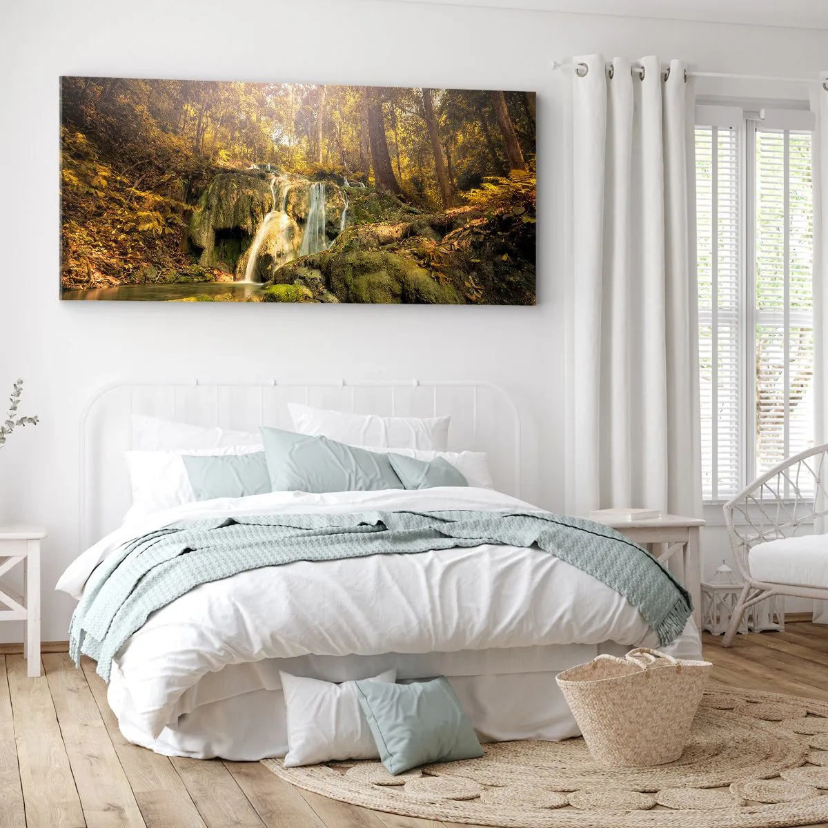 Quadro su tela - Stampe su Tela - Una cascata nella foresta sotto i raggi del sole, circondata dal verde - 120x50cm - Cascata boschiva in verde - Decorazione murale moderna per soggiorno e camera da letto ARTTOR
