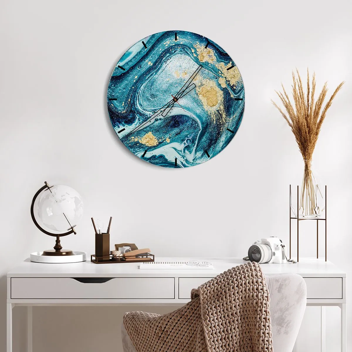 Orologio da parete - Orologio in Vetro - Un vortice astratto nei toni del blu e dell'oro con effetto marmo. - 30x30cm - Vortice blu - Decorazione murale moderna per soggiorno, cucina e camera da letto ARTTOR