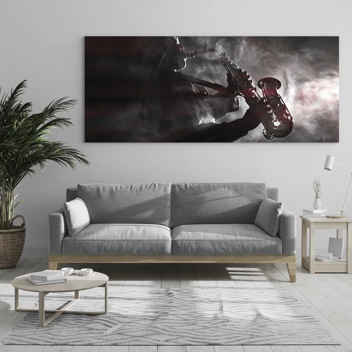 Quadro su vetro - Sassofonista in fumo sul palco in un suggestivo abito nero e rosso - 140x50cm - Nei fumi del jazz - Decorazione murale moderna per soggiorno e camera da letto ARTTOR