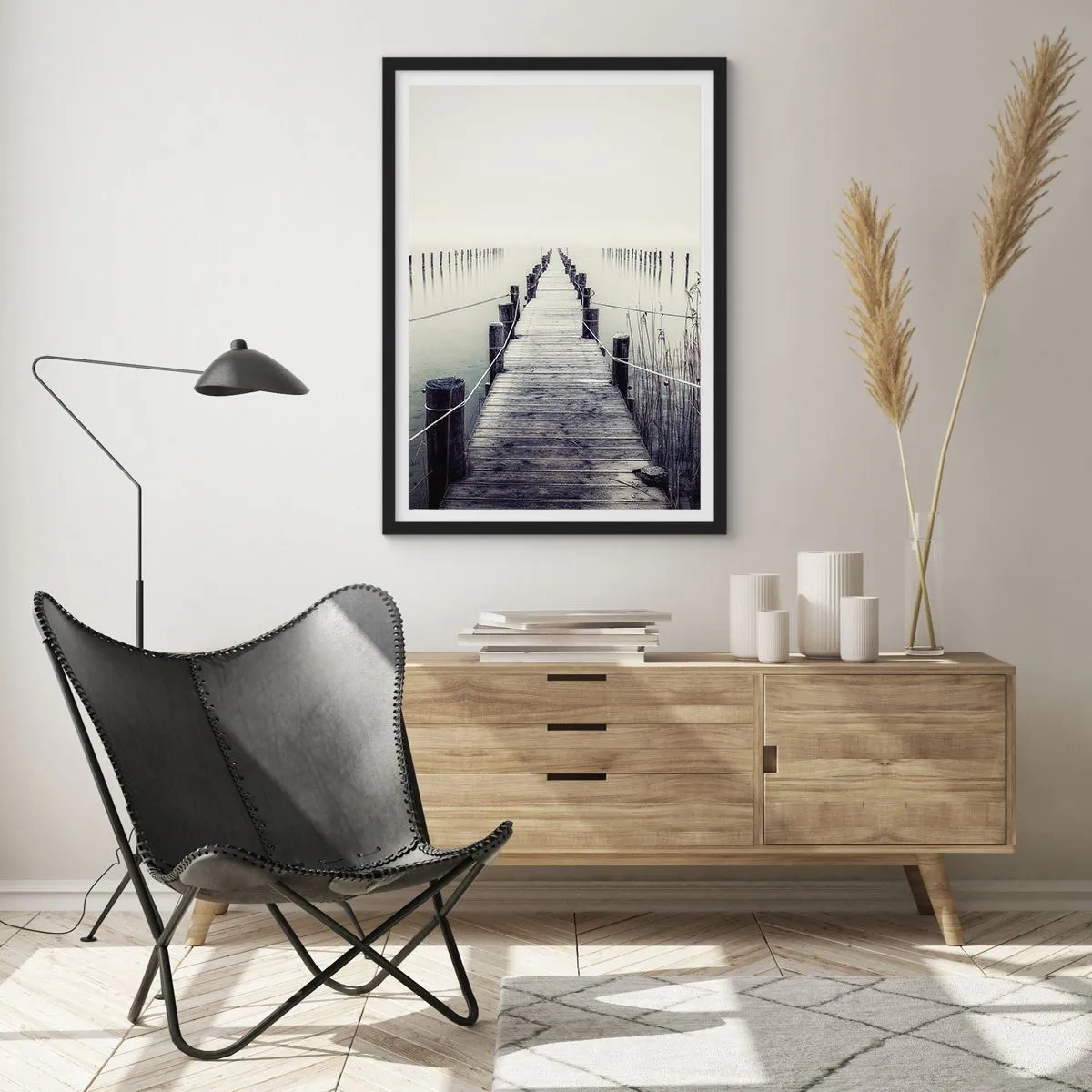Poster in cornice nera - Un ponte di legno che conduce a una distesa d'acqua nebbiosa - 50x70cm - Immergiti nella pace - Decorazione murale moderna per soggiorno e camera da letto ARTTOR
