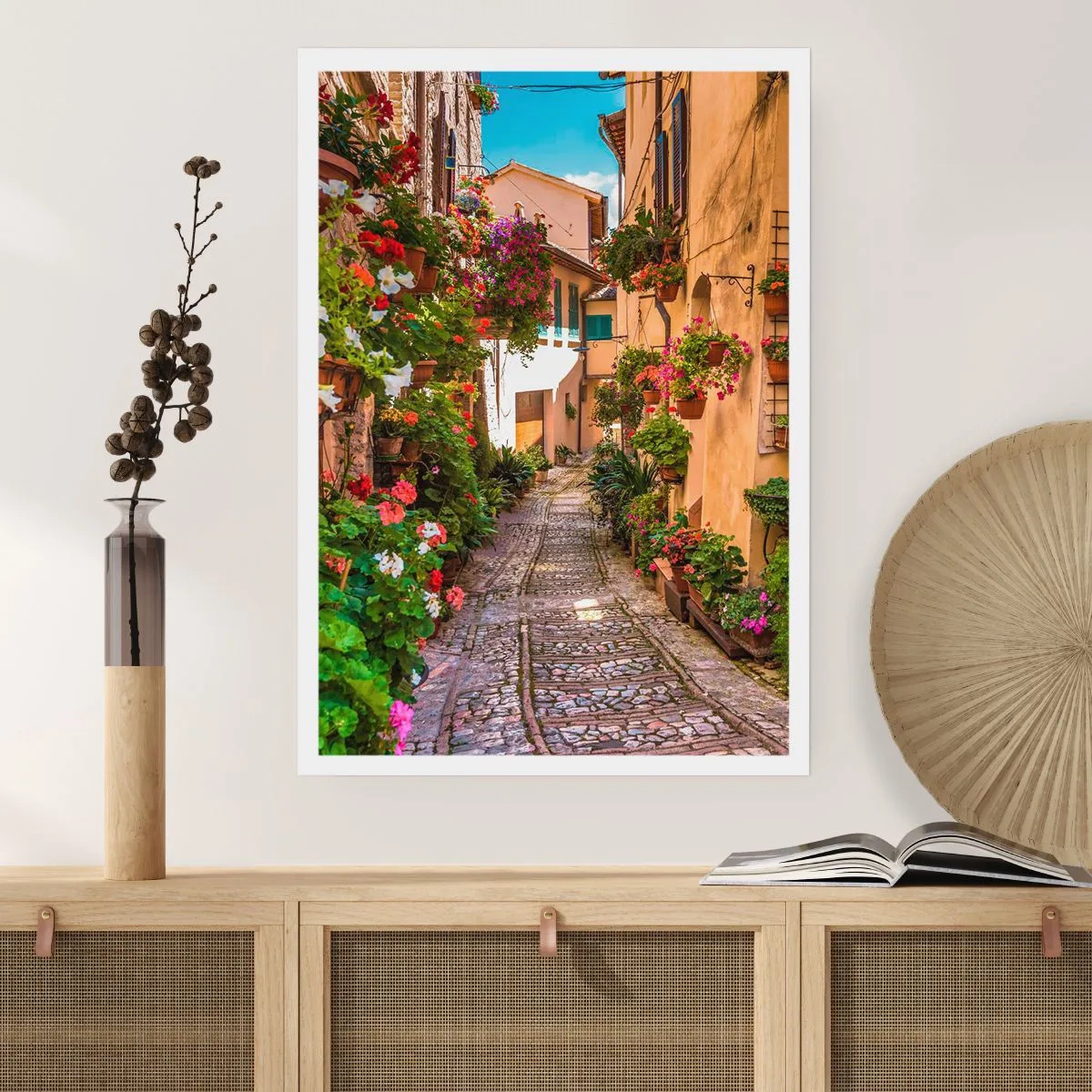 Poster - Una strada affascinante con fiori e un sentiero acciottolato in una giornata di sole - 50x70cm - Angolo italiano - Decorazione murale moderna per soggiorno e camera da letto ARTTOR