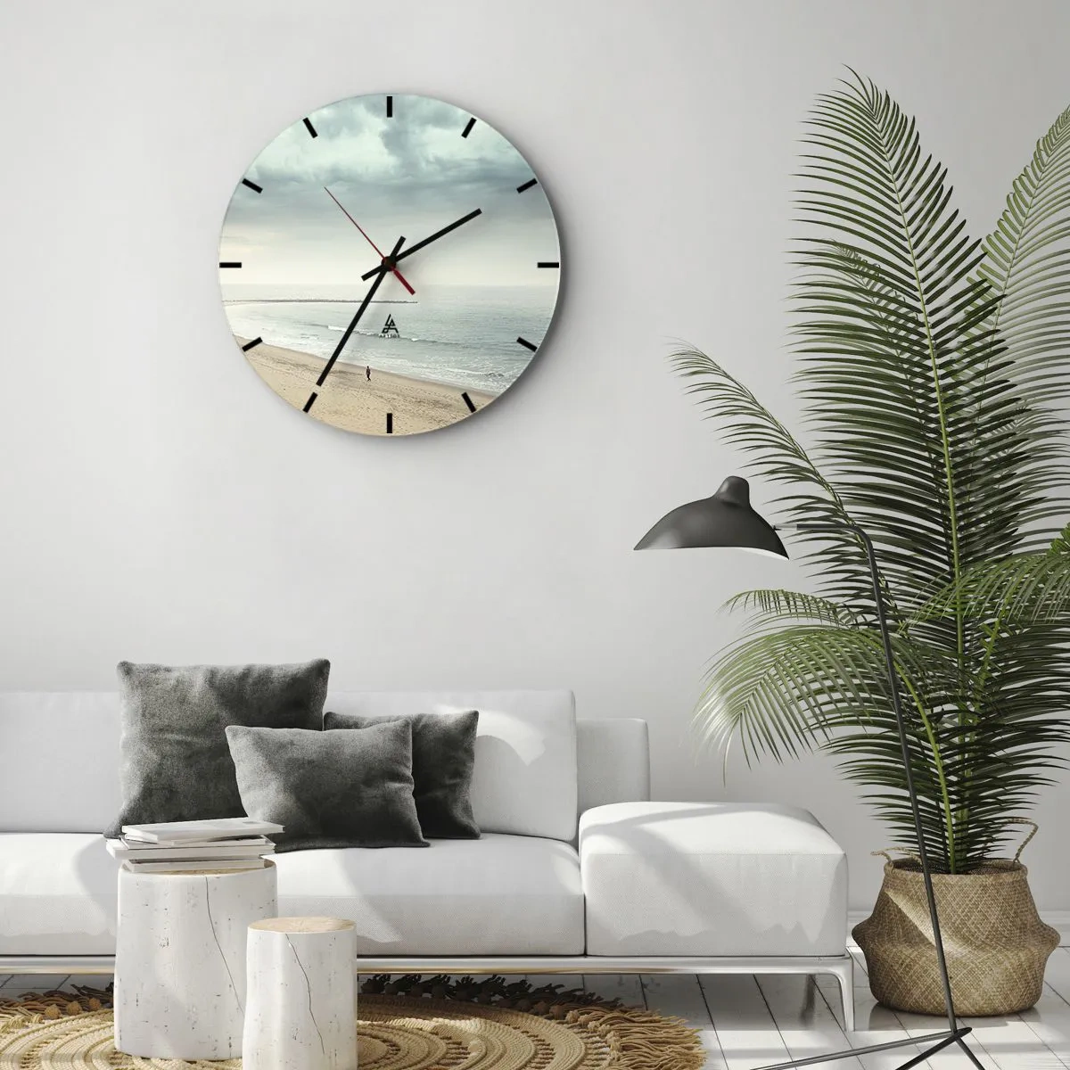 Orologio da parete - Orologio in Vetro - Una figura solitaria cammina lungo la riva del mare sotto un cielo nuvoloso. - 30x30cm - Cercando la pace - Decorazione murale moderna per soggiorno, cucina e camera da letto ARTTOR