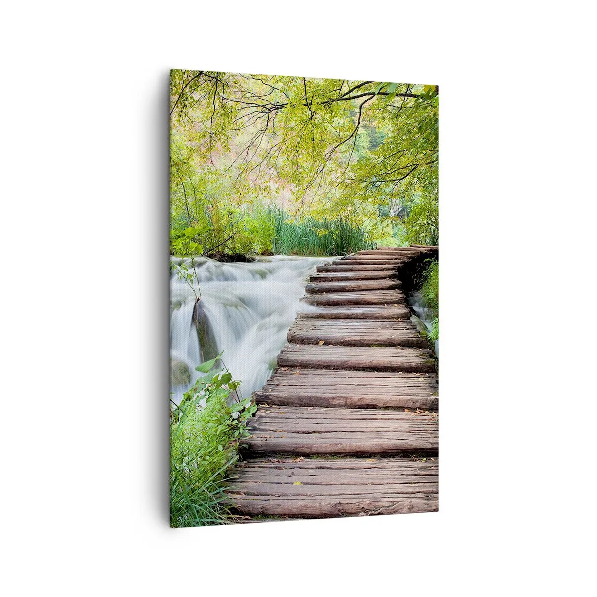Quadro su tela - Stampe su Tela - Un ponte di legno sopra una cascata circondata da una lussureggiante foresta verde. - 80x120cm - Acqua per niente tranquilla - Decorazione murale moderna per soggiorno e camera da letto ARTTOR