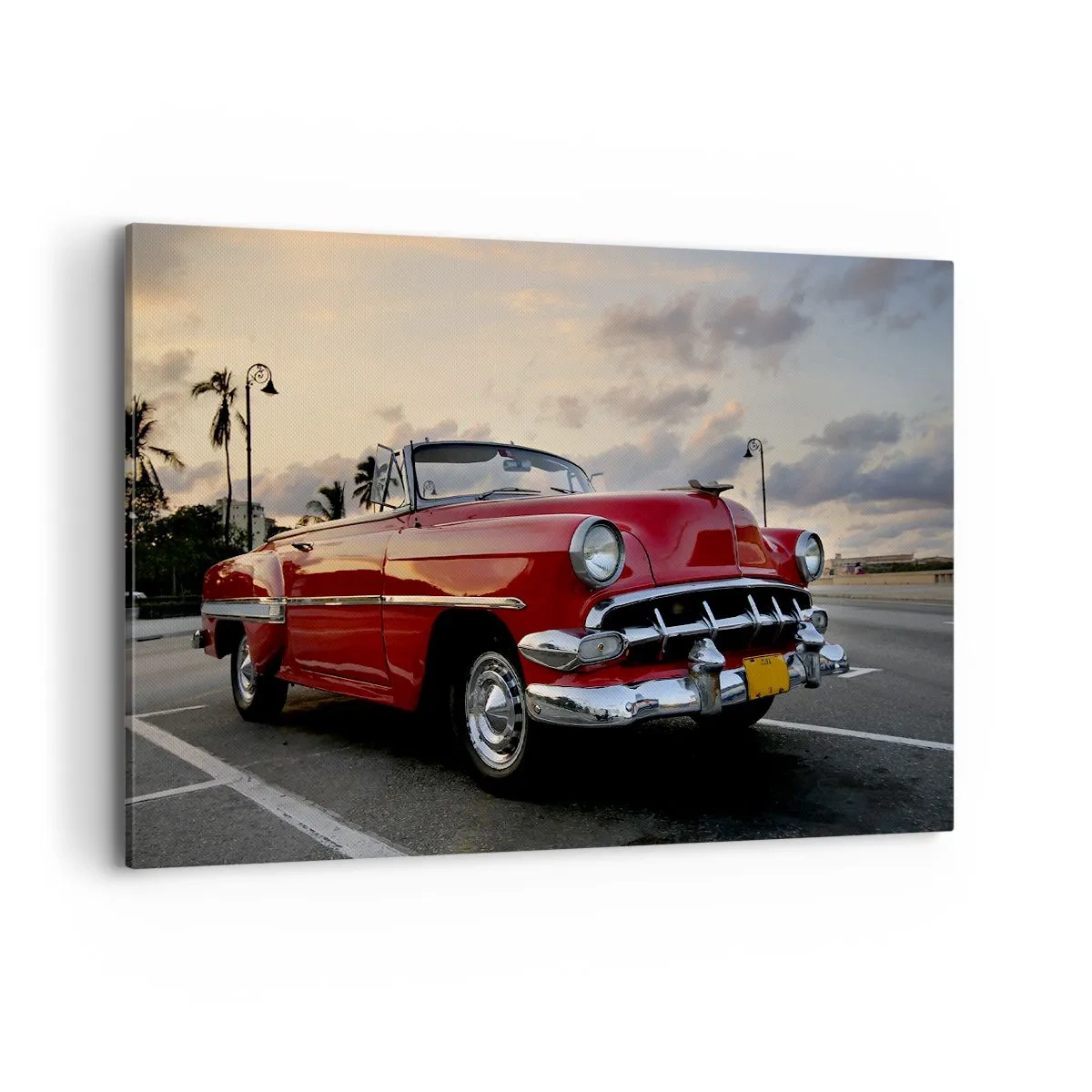 Quadro su tela - Stampe su Tela - Una decappottabile rossa classica parcheggiata tra le palme al tramonto. - 120x80cm - Il calore rosso dei tropici - Decorazione murale moderna per soggiorno e camera da letto ARTTOR