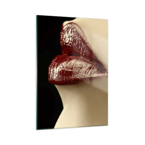 Quadro su vetro - Labbra sensuali con rossetto cremisi su sfondo scuro - 50x70cm - Sensualità e splendore del carminio - Decorazione murale moderna per soggiorno e camera da letto ARTTOR