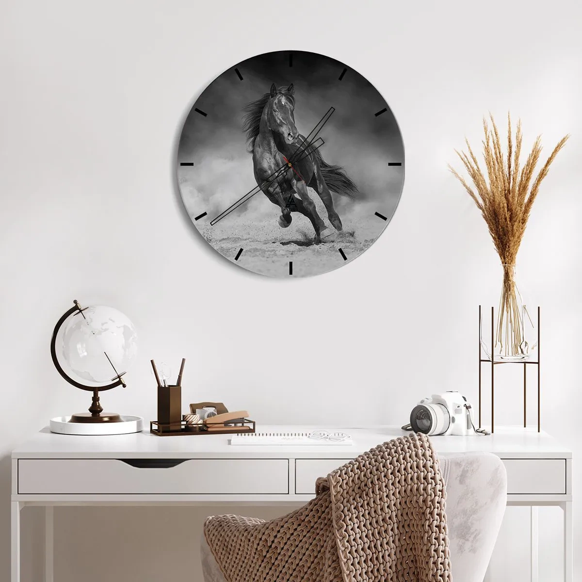 Orologio da parete - Orologio in Vetro - Illustrazione di una donna truccata che tiene un'orchidea alla bocca - 30x30cm - Degno dell'emiro - Decorazione murale moderna per soggiorno, cucina e camera da letto ARTTOR