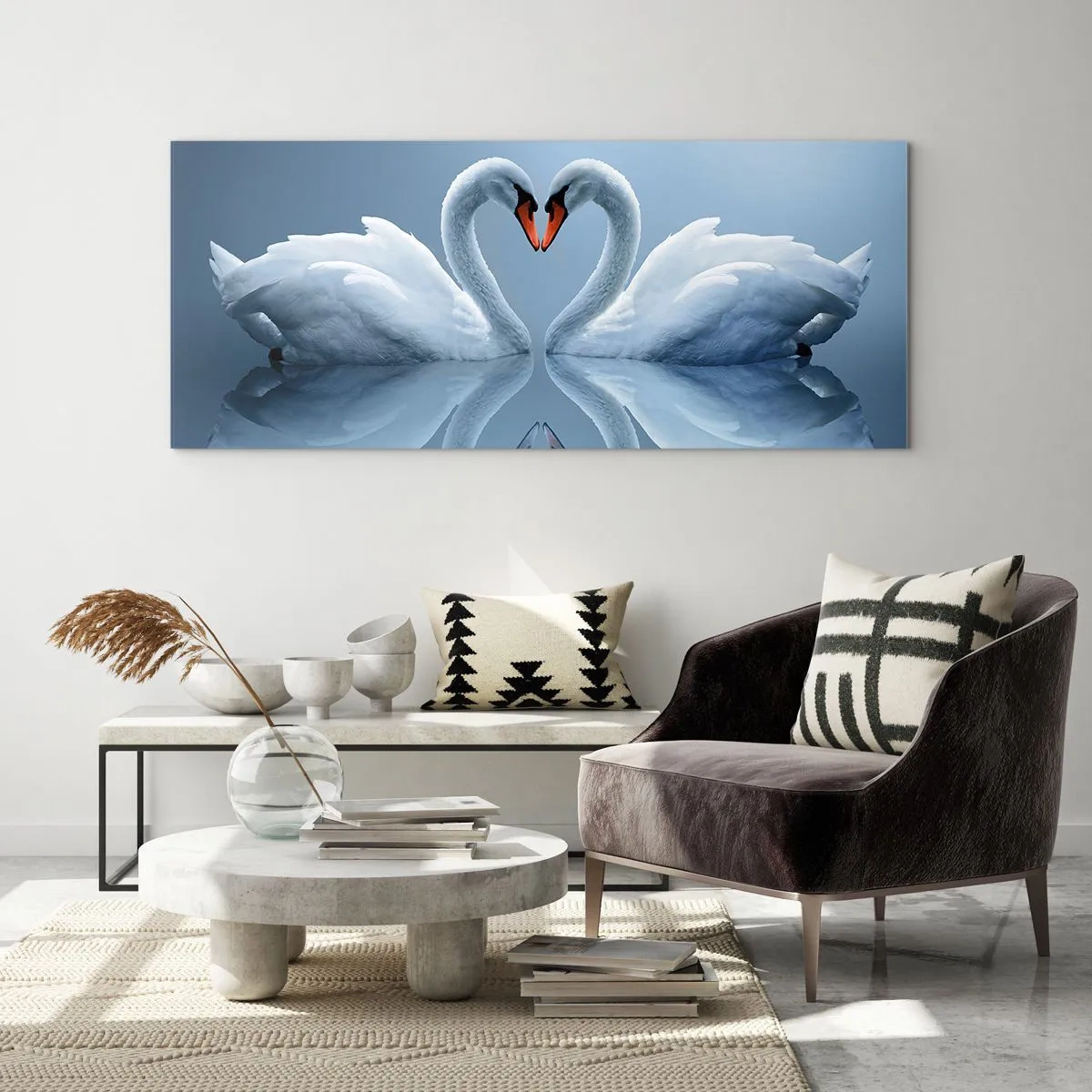 Quadro su vetro - Due cigni formano un cuore su una superficie calma dell'acqua - 140x50cm - Il tempo dell'amore - Decorazione murale moderna per soggiorno e camera da letto ARTTOR