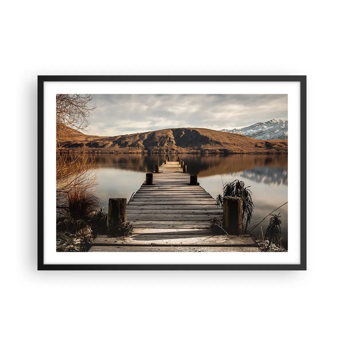 Poster in cornice nera - Un molo di legno su un lago circondato da pittoresche colline - 70x50cm - Paesaggio nel silenzio - Decorazione murale moderna per soggiorno e camera da letto ARTTOR