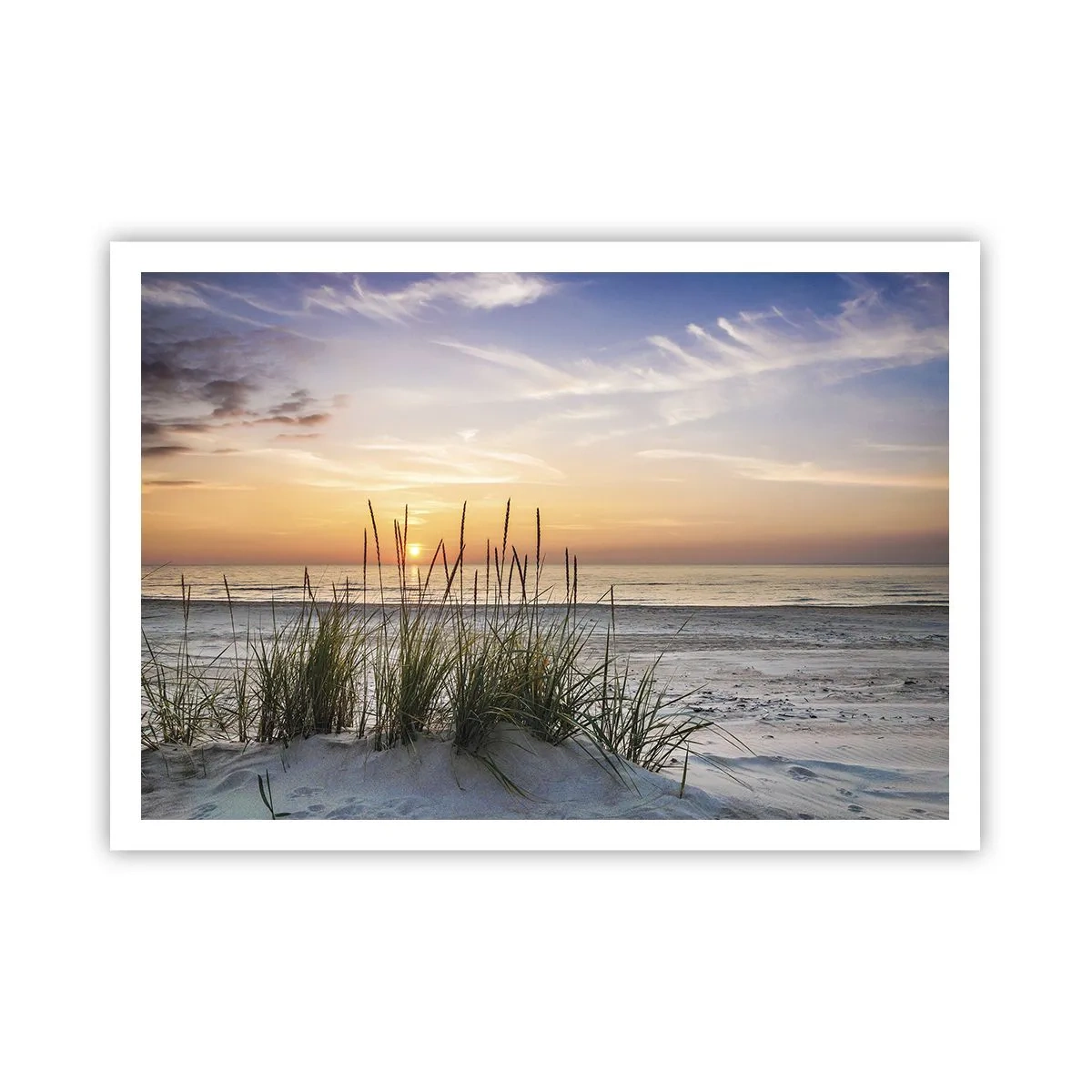 Poster - Una spiaggia sabbiosa al tramonto con l'erba sullo sfondo - 100x70cm - Guarda, pensa, senti - Decorazione murale moderna per soggiorno e camera da letto ARTTOR