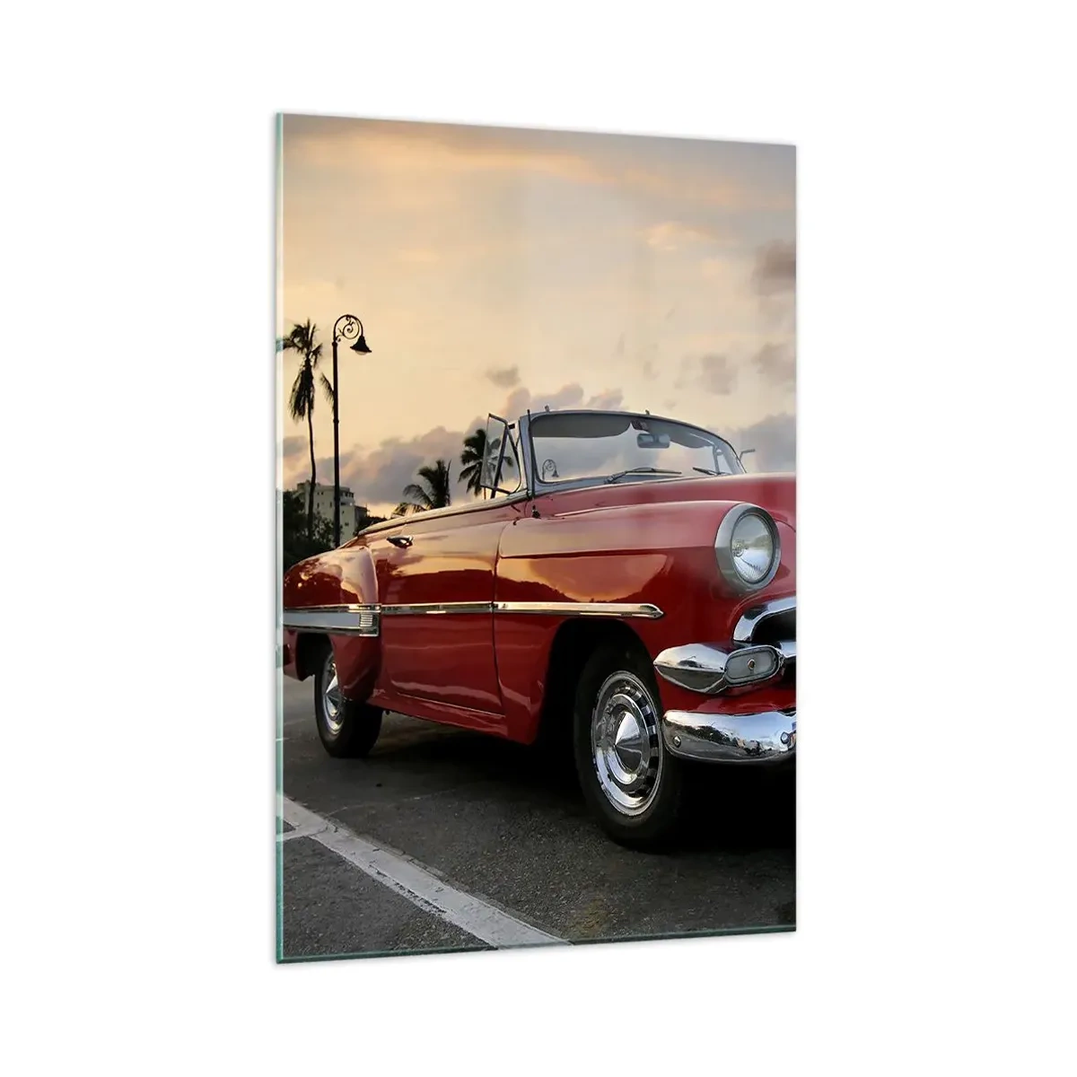 Quadro su vetro - Una decappottabile rossa classica parcheggiata tra le palme al tramonto. - 80x120cm - Il calore rosso dei tropici - Decorazione murale moderna per soggiorno e camera da letto ARTTOR