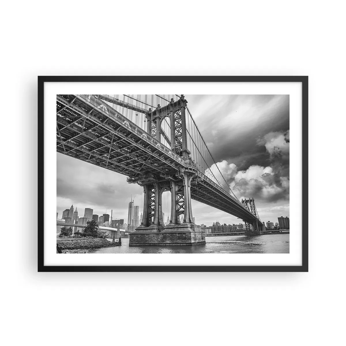 Poster in cornice nera - Un ponte in bianco e nero con vista sulla città - 70x50cm - Verso il cuore della città - Decorazione murale moderna per soggiorno e camera da letto ARTTOR