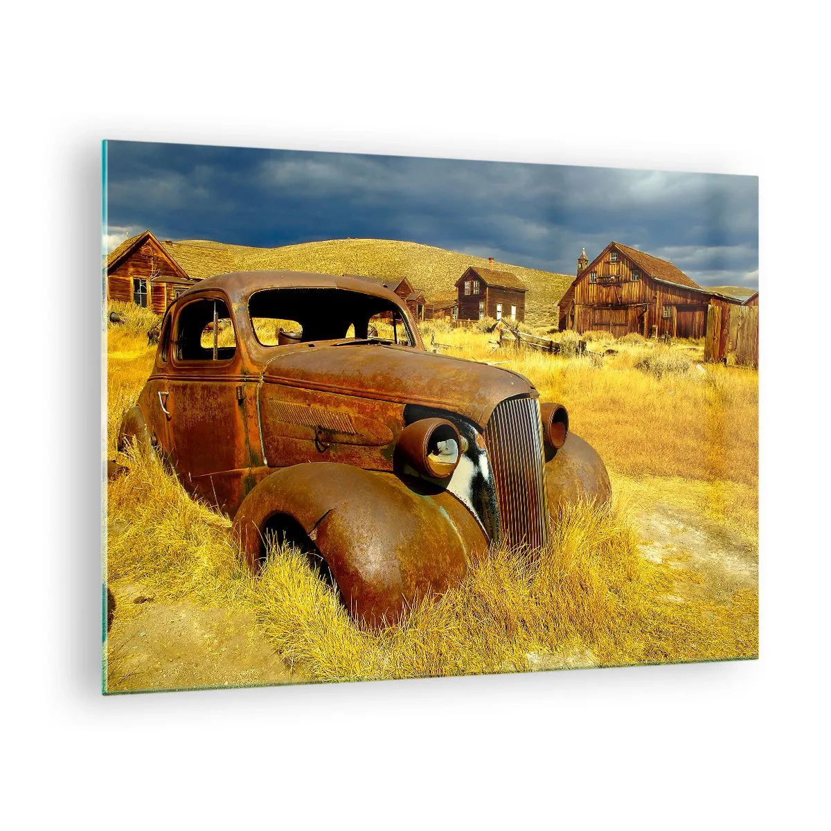 Quadro su vetro - Un'auto d'epoca sullo sfondo di un villaggio deserto - 70x50cm - Meritato riposo - Decorazione murale moderna per soggiorno e camera da letto ARTTOR