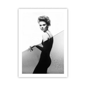 Poster - Una donna in abito nero sullo sfondo di un paesaggio desertico - 50x70cm - Sguardo magnetico - Decorazione murale moderna per soggiorno e camera da letto ARTTOR