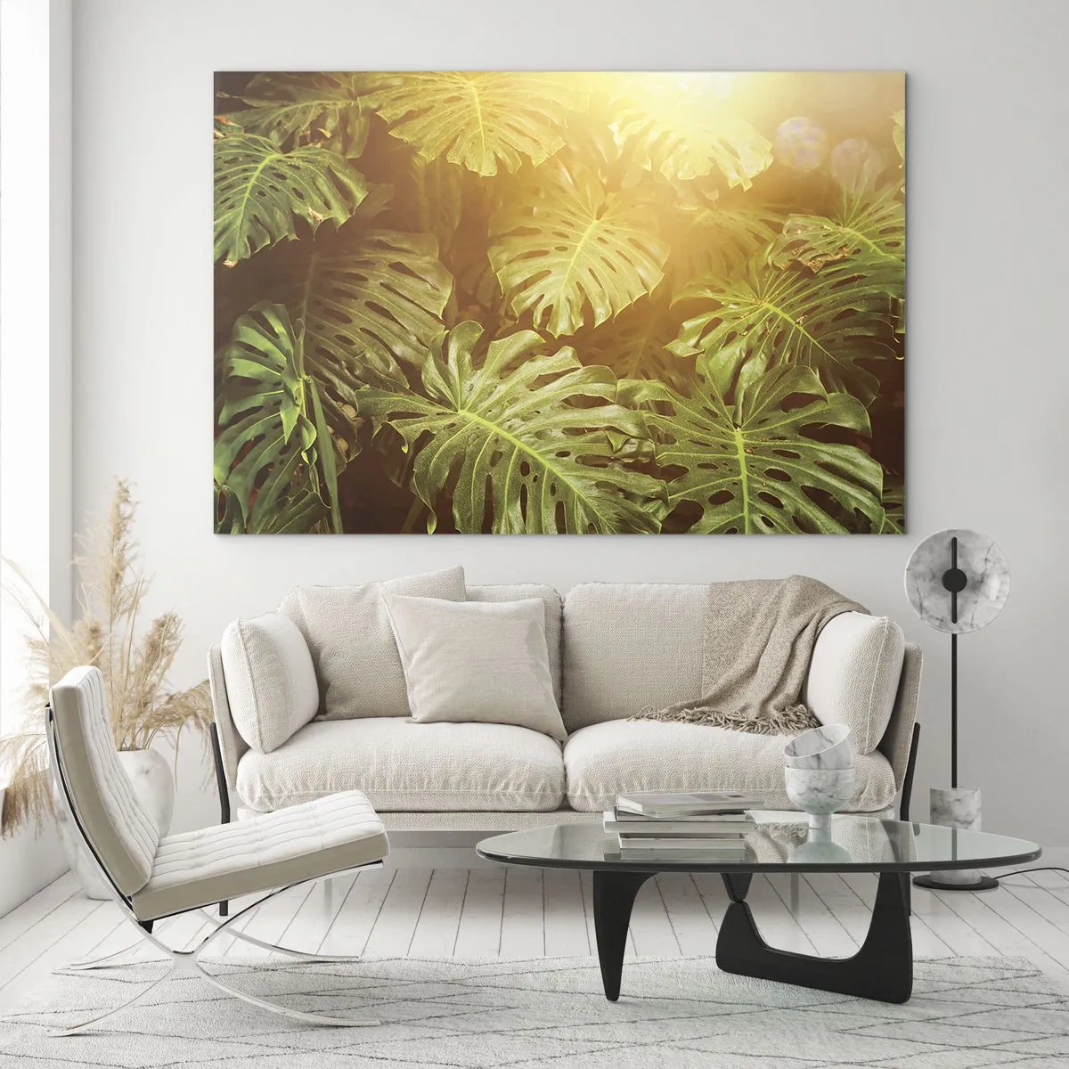Quadro su vetro - Foglie verdi di monstera nella luce dorata del sole tropicale - 100x70cm - Entrando nel verde... - Decorazione murale moderna per soggiorno e camera da letto ARTTOR
