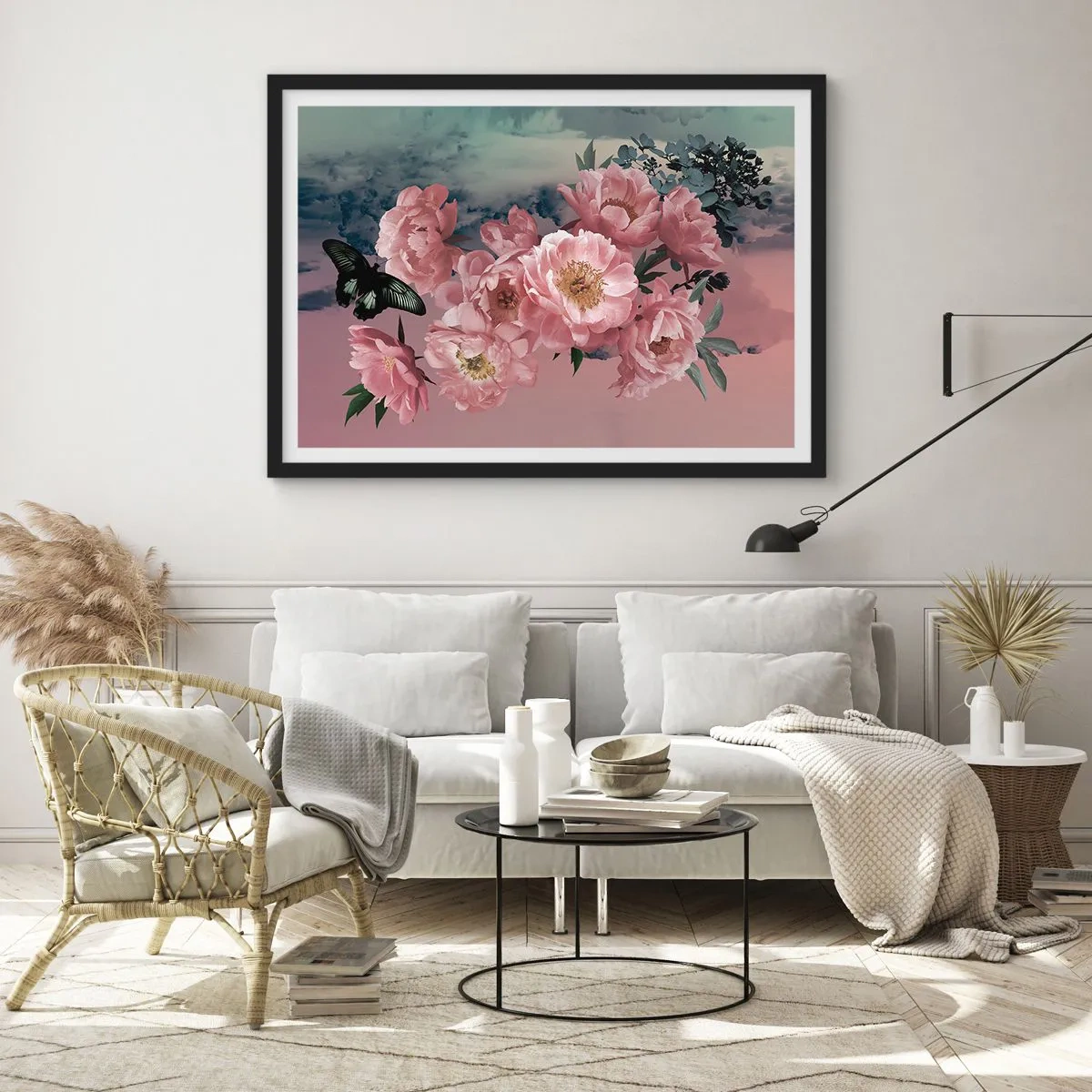 Poster in cornice nera - Peonie rosa con farfalla su sfondo pastello - 70x50cm - L'apice della romanticità - Decorazione murale moderna per soggiorno e camera da letto ARTTOR