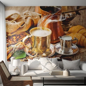 Fotomurali Premium Canvas - Una tazza di caffè dorata circondata da chicchi, brocche e croissant - 100x70cm - Buona giornata! - Decorazione murale moderna per soggiorno e camera da letto ARTTOR