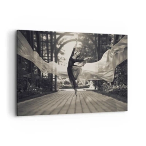 Quadro su tela - Stampe su Tela - Una ballerina con un abito svolazzante esegue un salto sullo sfondo di un giardino bianco e nero. - 120x80cm - La danza dello spirito del giardino - Decorazione murale moderna per soggiorno e camera da letto ARTTOR
