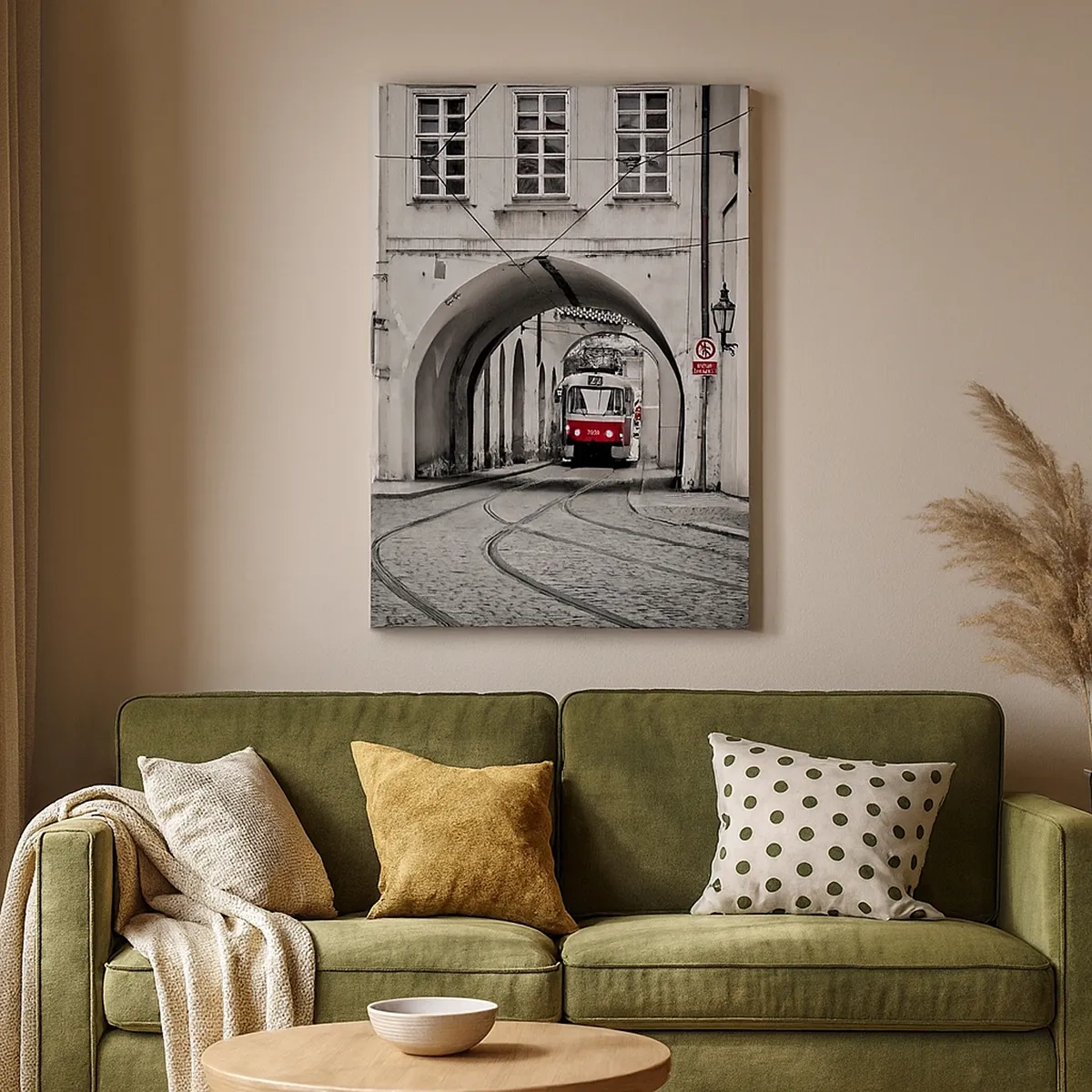 Quadro su tela - Stampe su Tela - Un tram bianco e nero in una strada storica della città - 50x70cm - Attraverso il labirinto cittadino - Decorazione murale moderna per soggiorno e camera da letto ARTTOR