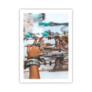 Poster - Una mano adornata con gioielli su uno sfondo boho - 50x70cm - Tesori locali - Decorazione murale moderna per soggiorno e camera da letto ARTTOR