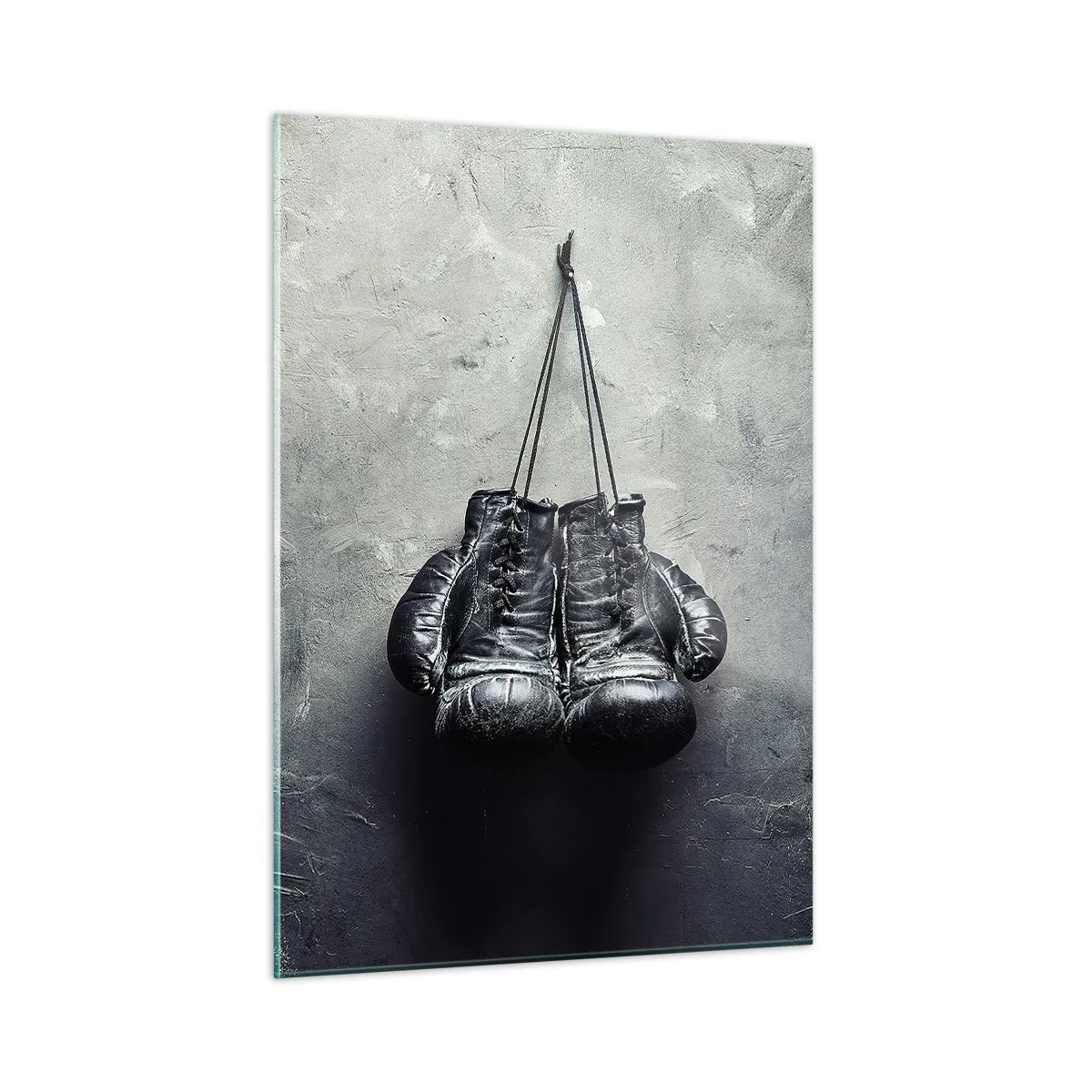Quadro su vetro - Guantoni da boxe neri appesi al muro - 50x70cm - Tempo di lotte e tempo di pace - Decorazione murale moderna per soggiorno e camera da letto ARTTOR