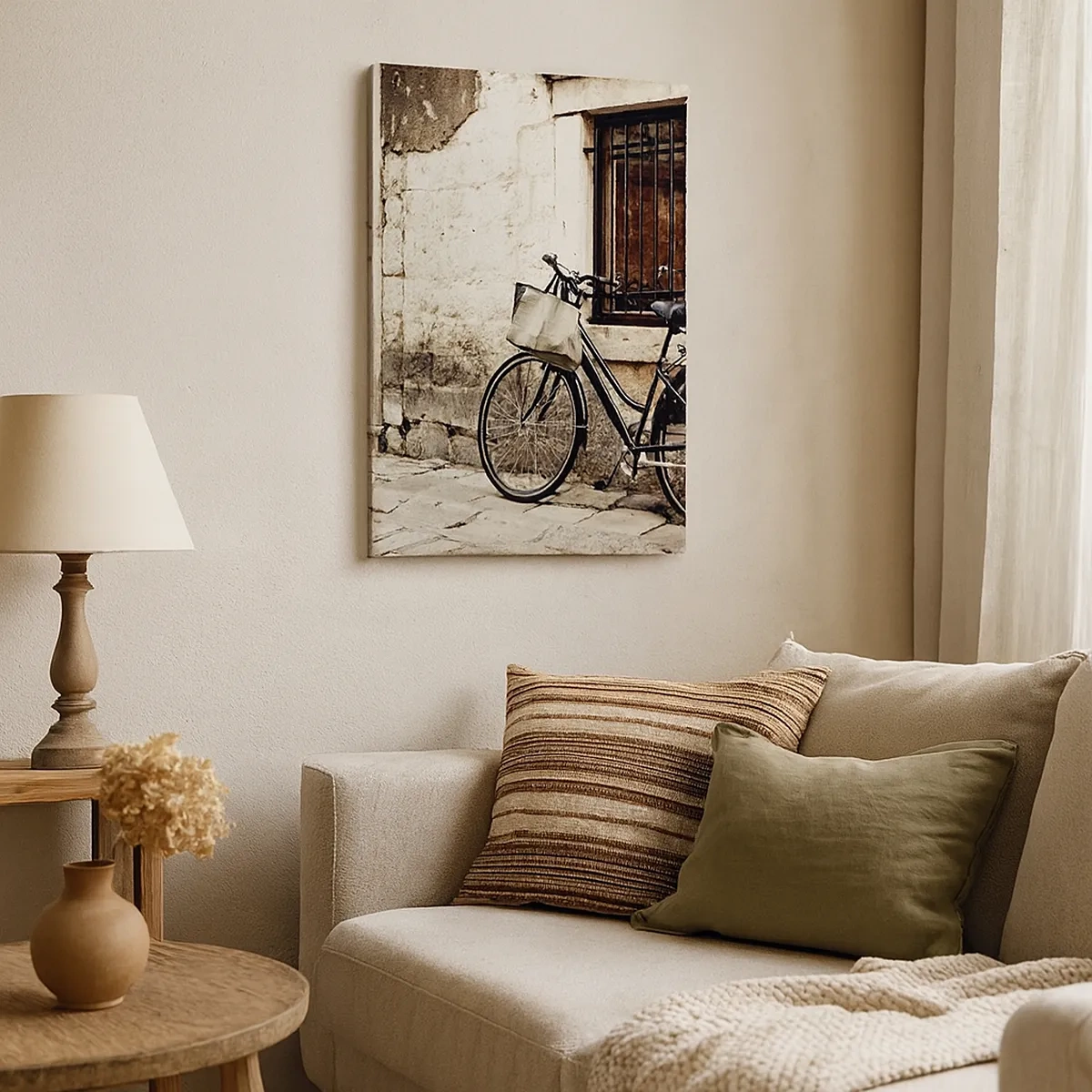 Quadro su tela - Stampe su Tela - Una bicicletta contro un muro di pietra con una finestra e una porta in stile retrò - 50x70cm - Ritorno al passato - Decorazione murale moderna per soggiorno e camera da letto ARTTOR