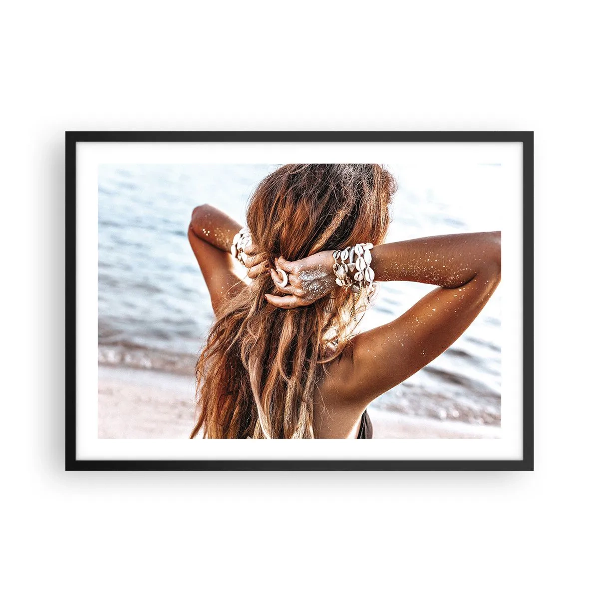 Poster in cornice nera - Una donna sulla spiaggia con i capelli che svolazzano al sole - 70x50cm - Sorella dell'acqua e del sole - Decorazione murale moderna per soggiorno e camera da letto ARTTOR