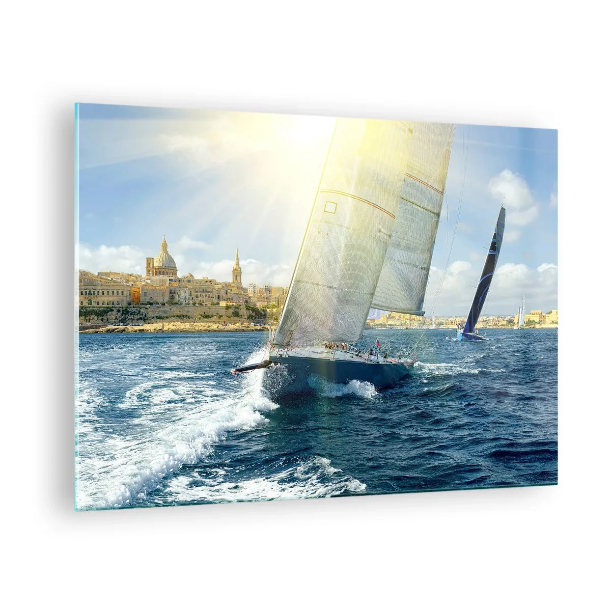 Quadro su vetro - Uno yacht che naviga sullo sfondo di una città in una giornata di sole - 70x50cm - Tempo di lasciare la città - Decorazione murale moderna per soggiorno e camera da letto ARTTOR