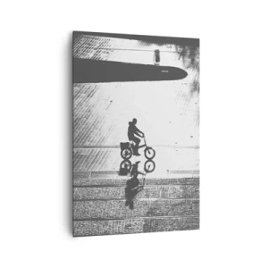Quadro su tela - Stampe su Tela - Sagoma in bianco e nero di un ciclista su una strada bagnata - 70x100cm - Avanti, attraverso la città - Decorazione murale moderna per soggiorno e camera da letto ARTTOR