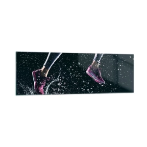 Quadro su vetro - Uno scatto dinamico di una corsa sotto la pioggia su uno sfondo nero - 160x50cm - Quanta forza nelle gambe - Decorazione murale moderna per soggiorno e camera da letto ARTTOR