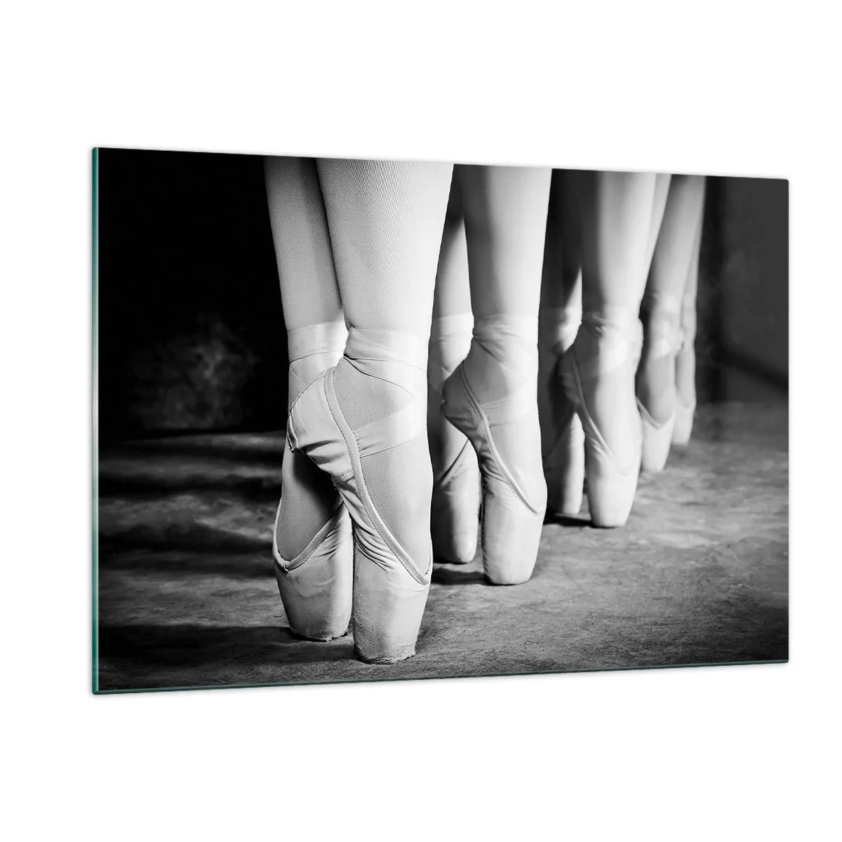 Quadro su vetro - Ballerine sulle punte in un ambiente in bianco e nero - 120x80cm - Insieme, con leggerezza - Decorazione murale moderna per soggiorno e camera da letto ARTTOR