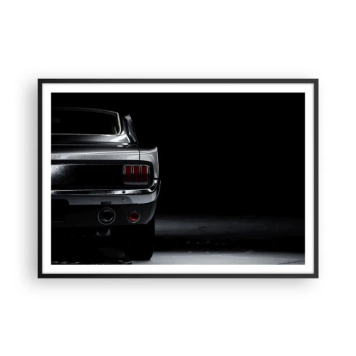 Poster in cornice nera - Un'immagine in bianco e nero della parte posteriore di un'auto d'epoca su uno sfondo scuro. - 100x70cm - Il fascino del classico - Decorazione murale moderna per soggiorno e camera da letto ARTTOR