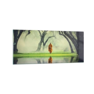 Quadro su vetro - Un monaco con una tunica arancione in una foresta con uno sfondo nebbioso e il riflesso nell'acqua. - 120x50cm - In cammino verso l'illuminazione - Decorazione murale moderna per soggiorno e camera da letto ARTTOR