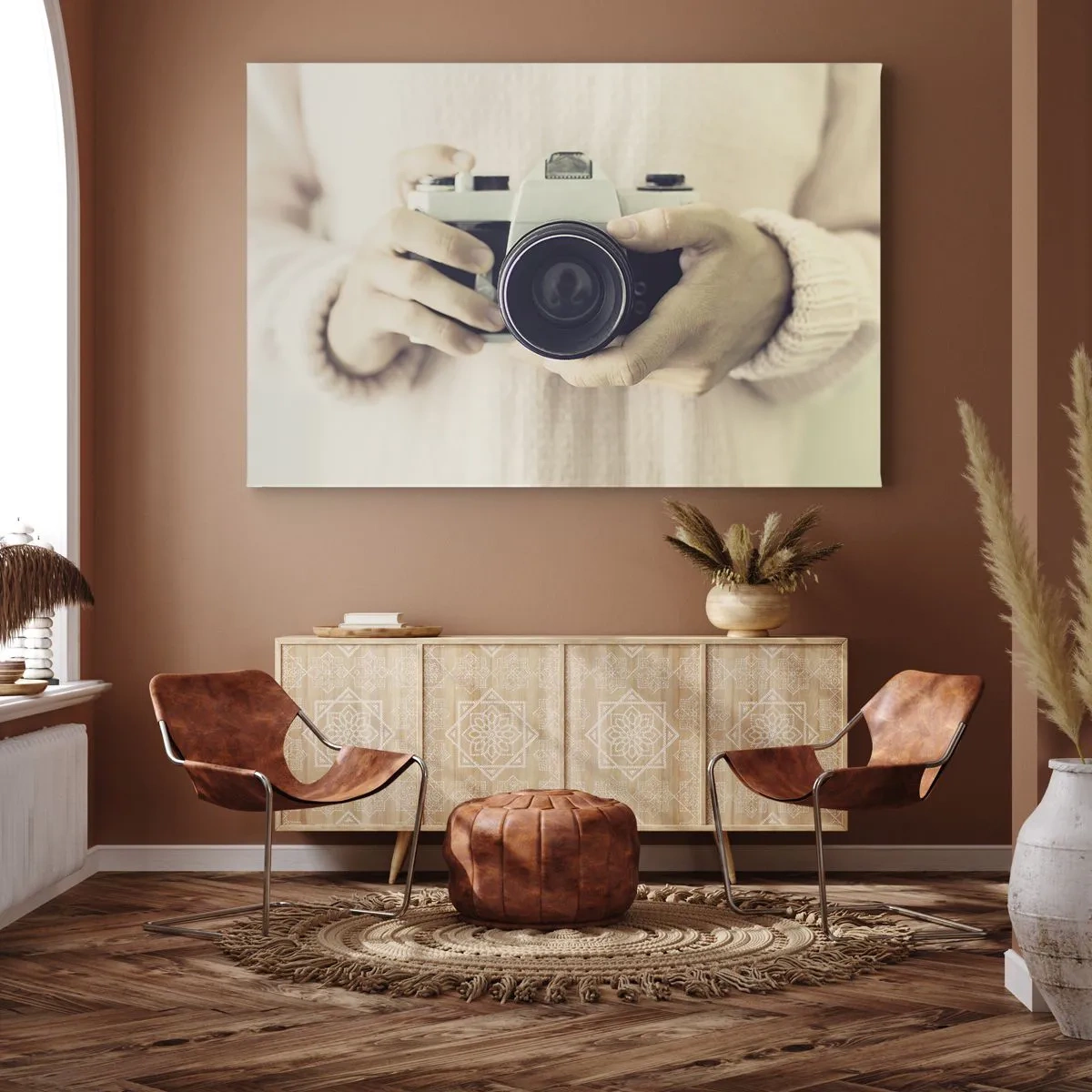 Quadro su tela - Stampe su Tela - Macchina fotografica retrò tenuta in mano su uno sfondo chiaro - 100x70cm - Per vedere meglio... - Decorazione murale moderna per soggiorno e camera da letto ARTTOR