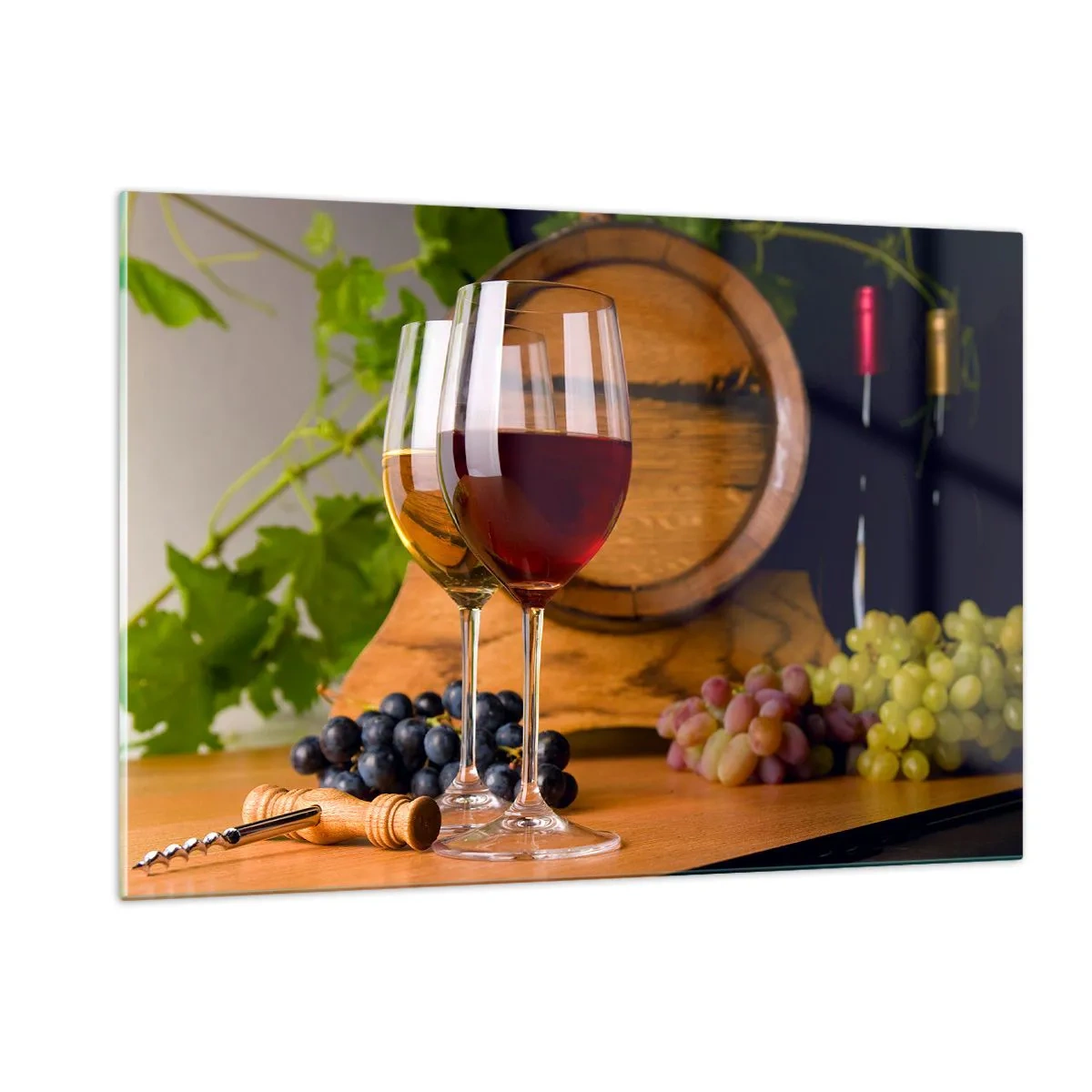 Quadro su vetro - Bicchieri di vino, uva e una botte su uno sfondo di foglie di vite - 120x80cm - Come presso gli antichi conoscitori - Decorazione murale moderna per soggiorno e camera da letto ARTTOR