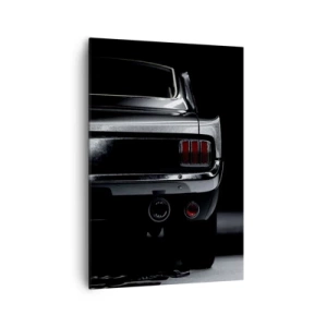 Quadro su tela - Stampe su Tela - Un'immagine in bianco e nero della parte posteriore di un'auto d'epoca su uno sfondo scuro. - 70x100cm - Il fascino del classico - Decorazione murale moderna per soggiorno e camera da letto ARTTOR