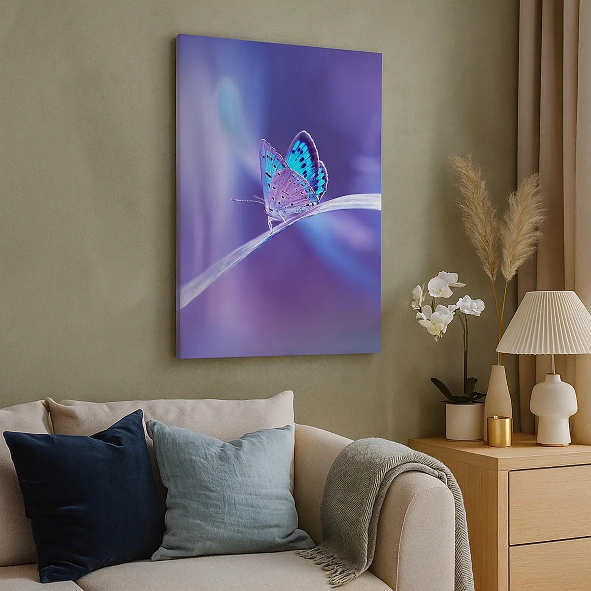 Quadro su tela - Stampe su Tela - Una delicata farfalla blu su uno stelo in luce viola - 50x70cm - Gioielli della natura - Decorazione murale moderna per soggiorno e camera da letto ARTTOR