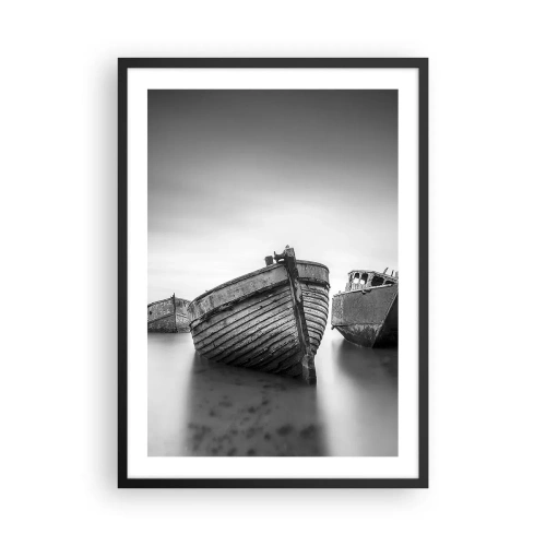 Poster in cornice nera - Ripresa in bianco e nero di vecchie barche in acque calme - 50x70cm - Sono solo ricordi... - Decorazione murale moderna per soggiorno e camera da letto ARTTOR