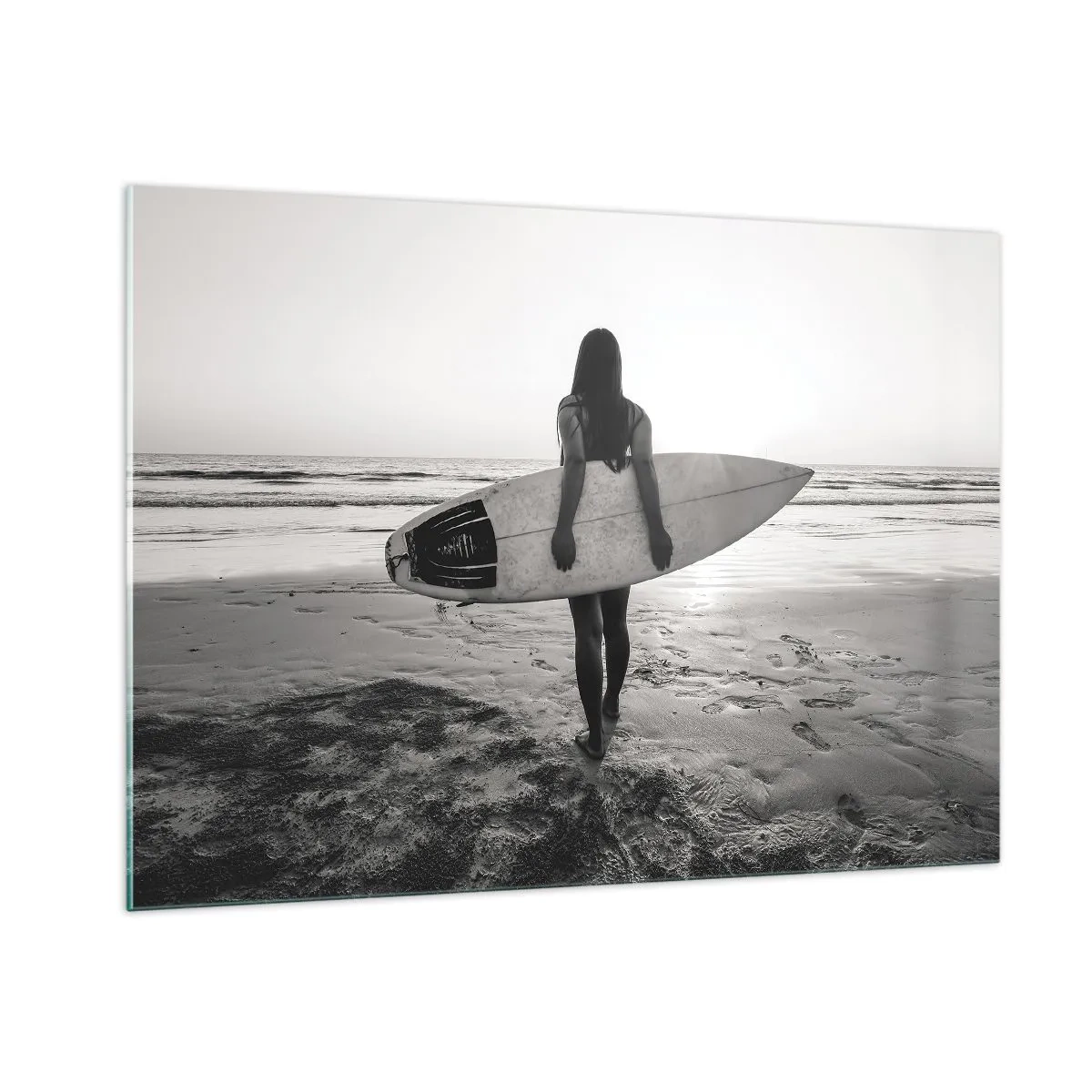 Quadro su vetro - Donna con una tavola da surf sulla spiaggia all'alba - 100x70cm - La figlia dell'onda marina - Decorazione murale moderna per soggiorno e camera da letto ARTTOR