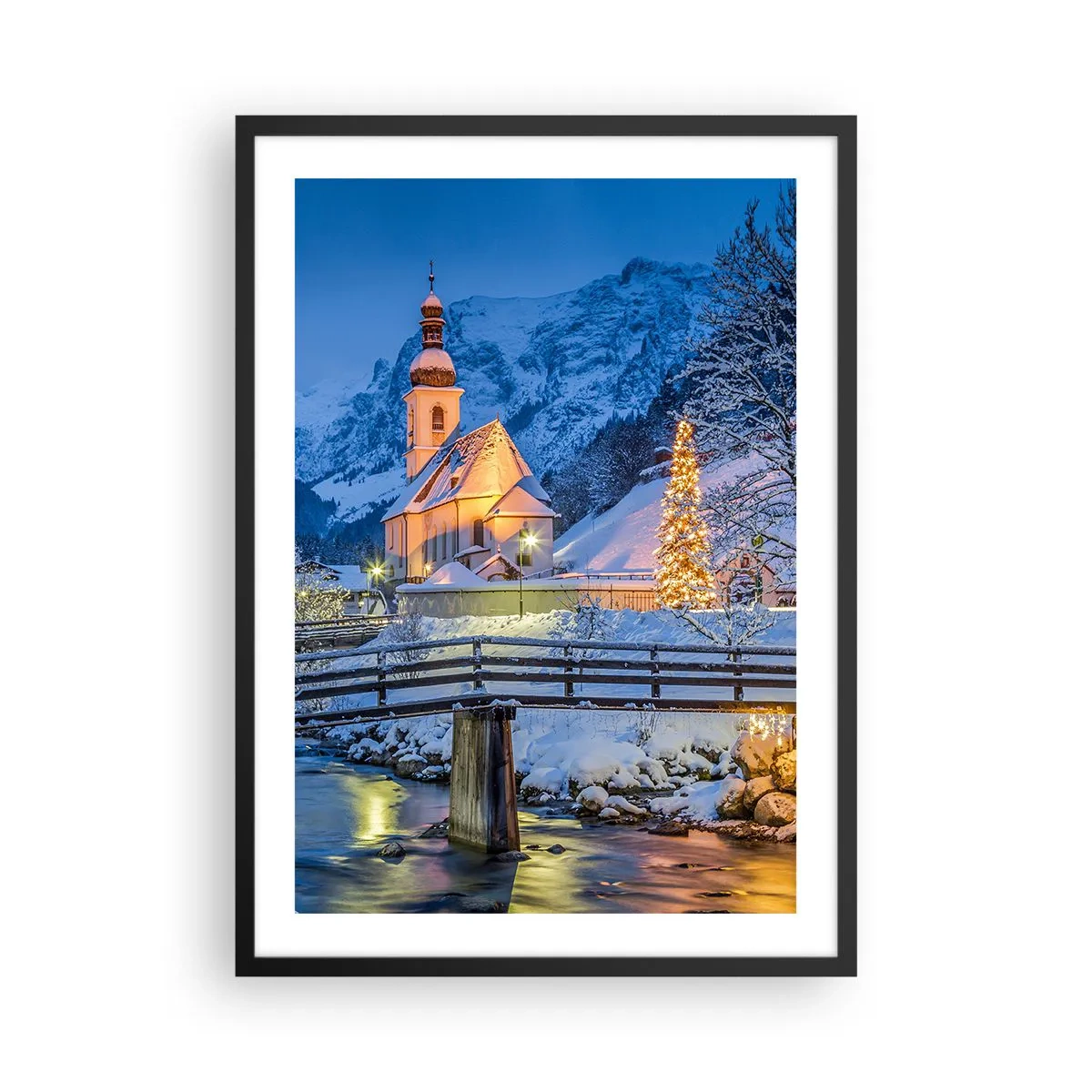 Poster in cornice nera - Una chiesa in un ambiente invernale con un albero di Natale e luci natalizie - 50x70cm - Lo spirito di Natale - Decorazione murale moderna per soggiorno e camera da letto ARTTOR