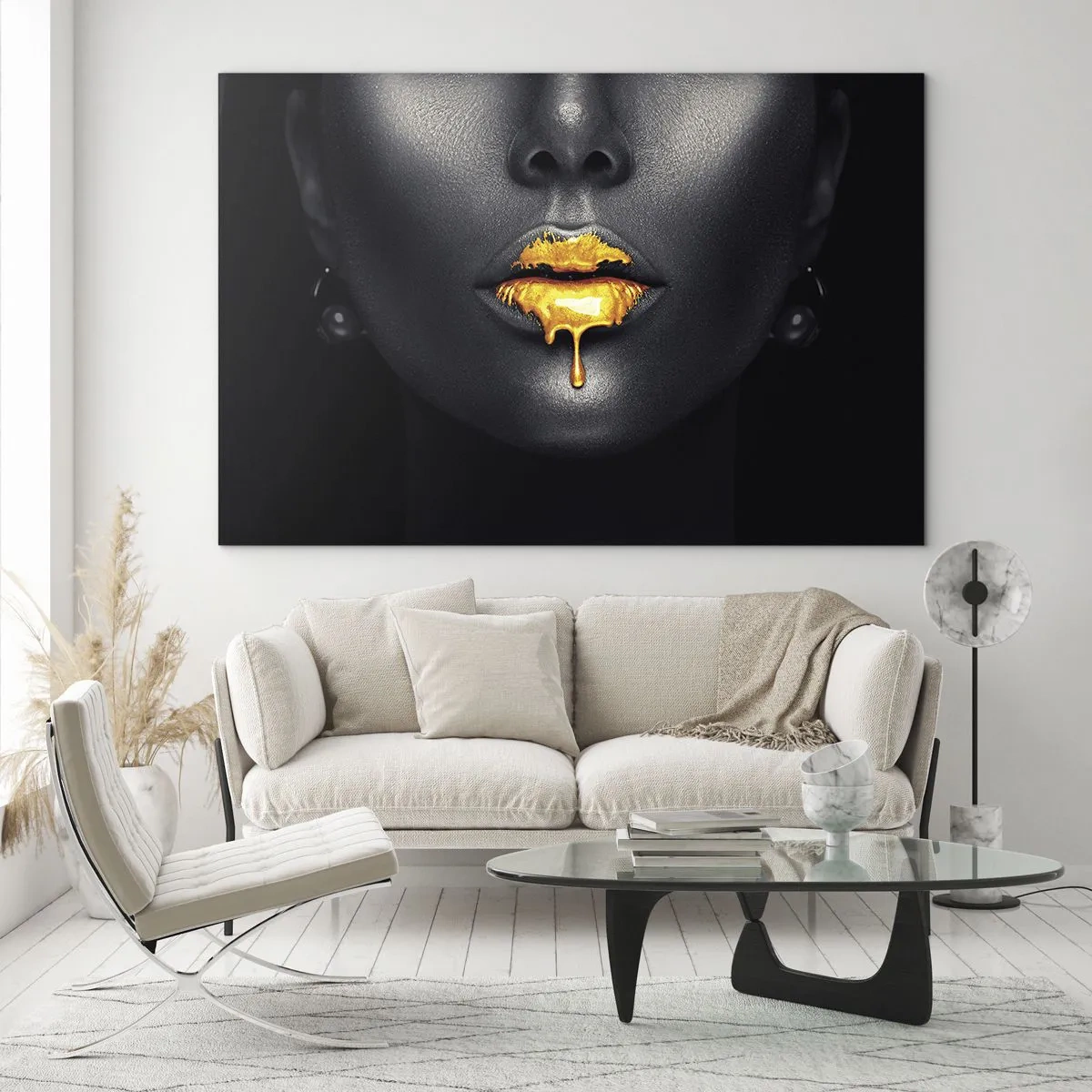 Quadro su vetro - Ritratto in nero e oro di una donna con labbra lucide - 70x50cm - Boccadoro - Decorazione murale moderna per soggiorno e camera da letto ARTTOR