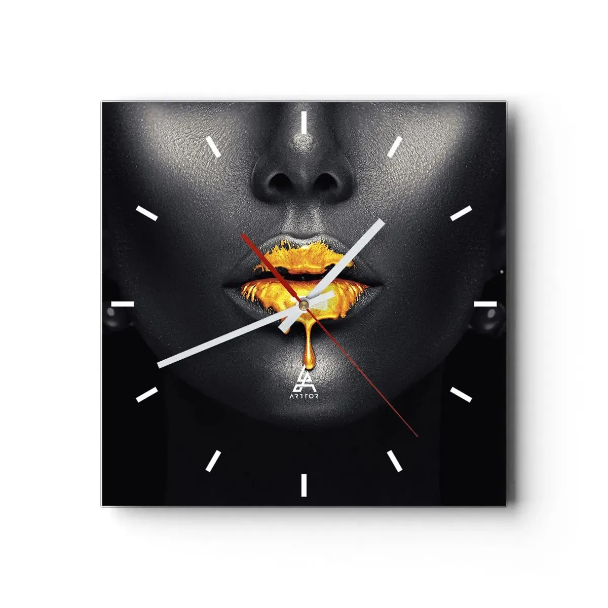 Orologio da parete - Orologio in Vetro - Ritratto nero e oro di una donna con una goccia d'oro sulle labbra - 30x30cm - Boccadoro - Decorazione murale moderna per soggiorno e camera da letto ARTTOR