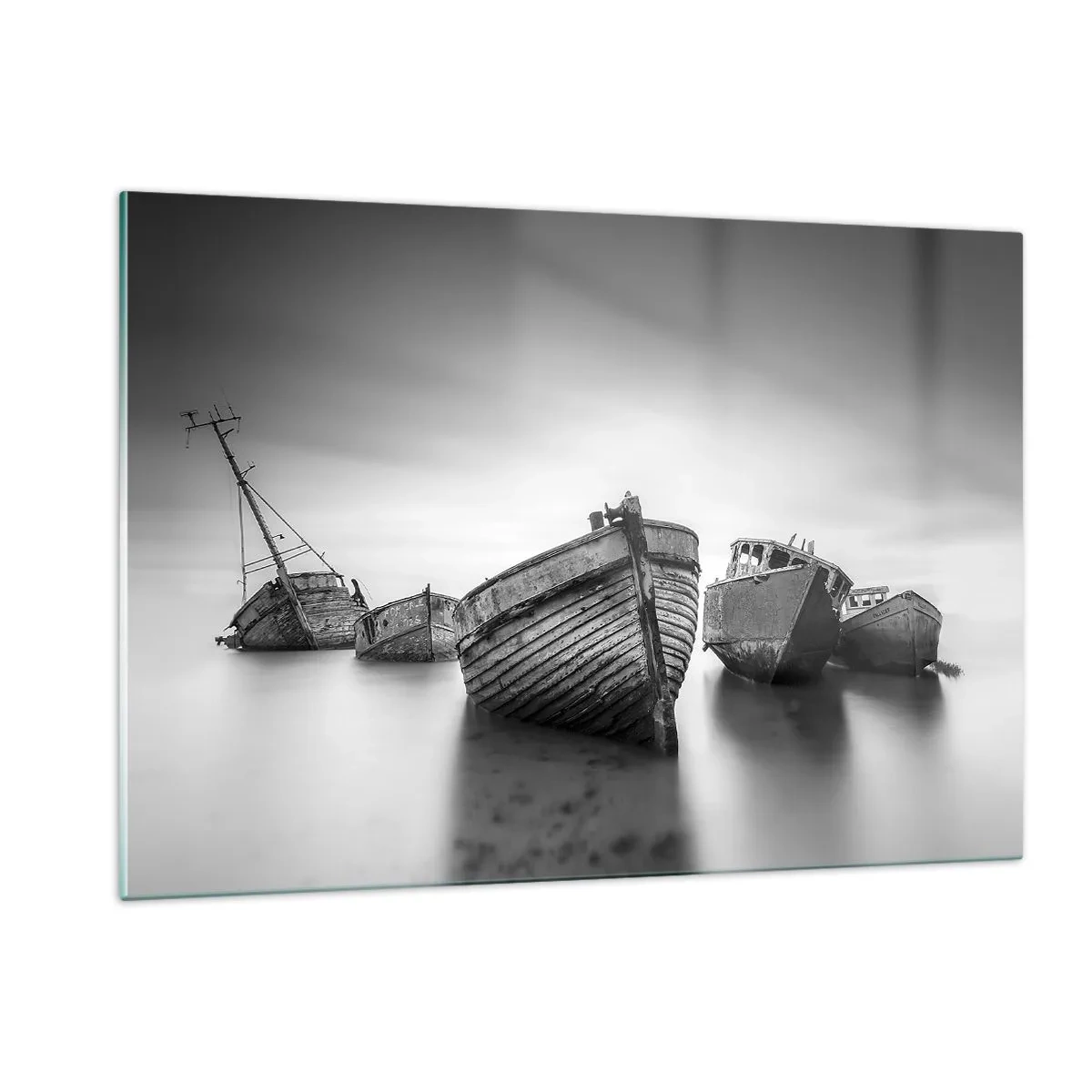 Quadro su vetro - Barche abbandonate su acque calme in bianco e nero - 120x80cm - Sono solo ricordi... - Decorazione murale moderna per soggiorno e camera da letto ARTTOR