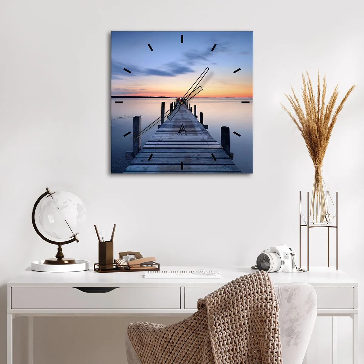 Orologio da parete - Orologio in Vetro - Molo di legno sul lago al tramonto - 30x30cm - La calma di un dolce tramonto - Decorazione murale moderna per soggiorno e camera da letto ARTTOR