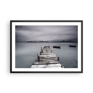Poster in cornice nera - Un ponte di legno che conduce alla superficie calma del lago - 70x50cm - Domani puoi partire - Decorazione murale moderna per soggiorno e camera da letto ARTTOR